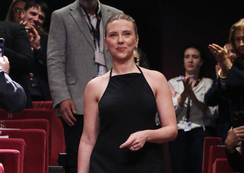 Modna jednostavnost Scarlett Johansson: U haljini i s narukvicom koja nikada ne izlazi iz mode