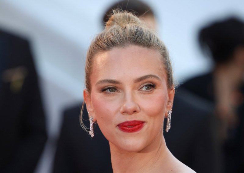 Scarlett Johansson izgleda poput Pepeljuge, ali bez bundeve