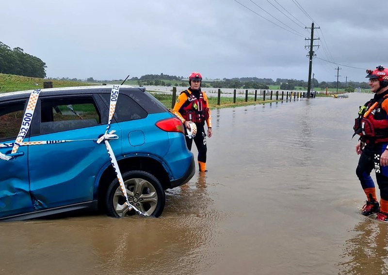 Poplave u Australiji: Ljudi zarobljeni na krovovima, ne očekuje se smirivanje