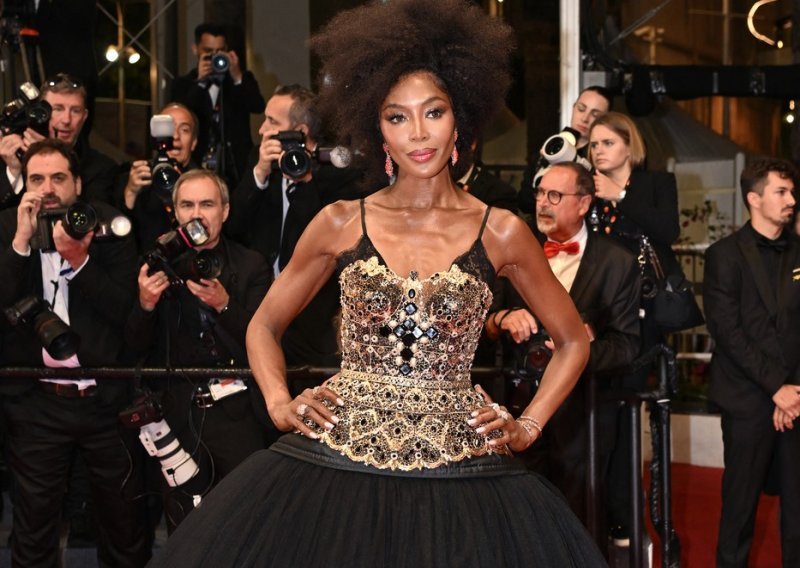 I u šestom desetljeću krade show: Haljina Naomi Campbell nešto je posebno