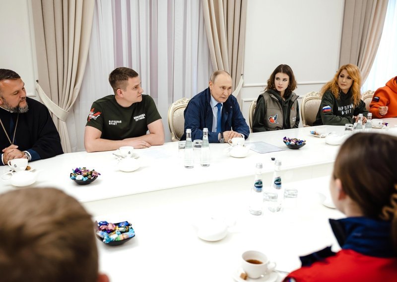 Putin u Kursku prvi put nakon sloma ukrajinske ofenzive, častio se čajem i slatkišima