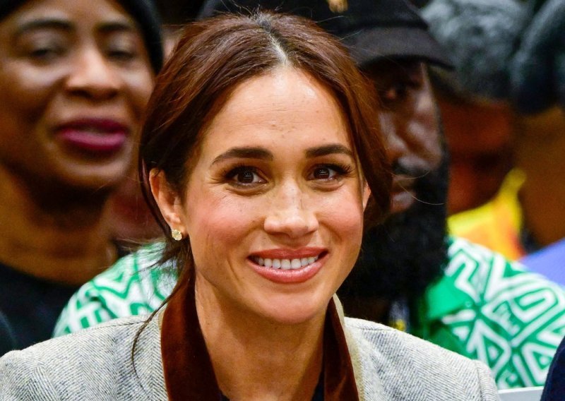 Meghan Markle putovala komercijalnim letom i učinila nešto što je sve oduševilo