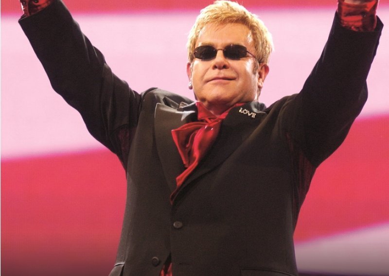 Elton John želi s Putinom razgovarati o gay pravima