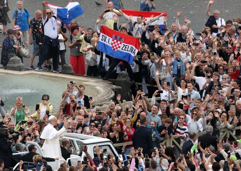 FOTO Pogledajte prvu opću Papinu audijenciju, zavijorila se i hrvatska zastava