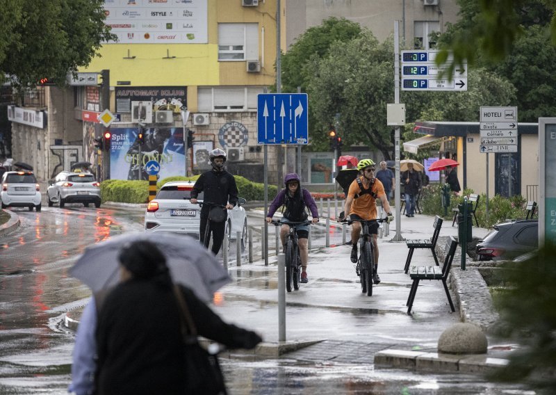Nevrijeme u Dalmaciji i Petrinji: Jaka kiša izazvala probleme