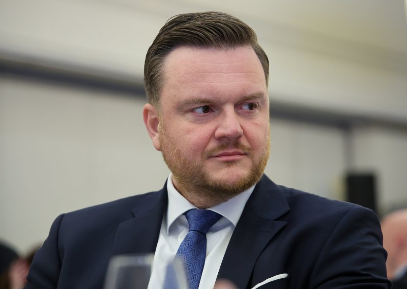 Primorčev udar na banke: Imale su ekskluzivno pravo na distribucije plaća i mirovina