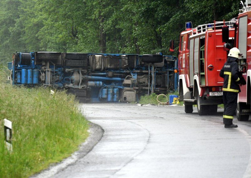 Prevrnula se cisterna s 9000 litara dizela: Prijeti opasnost od ekološkog incidenta