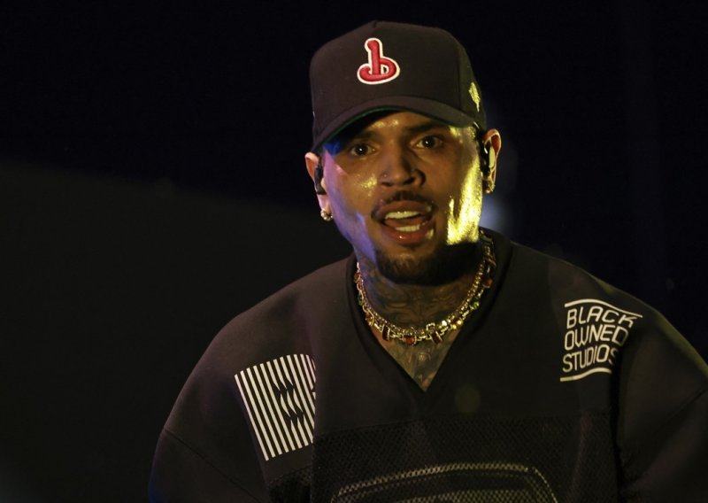 Chris Brown oslobođen uz jamčevinu od 6,7 milijuna dolara na sudu u Londonu
