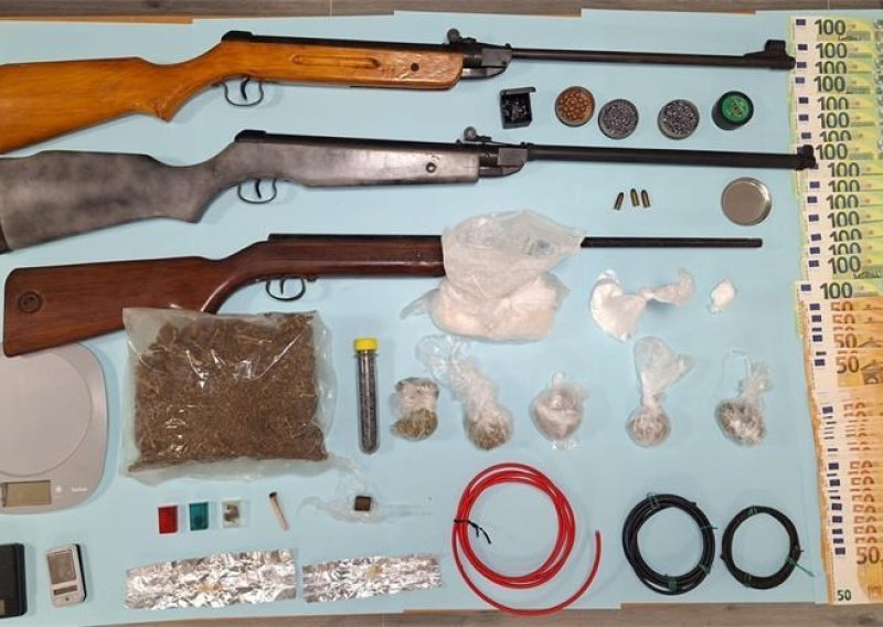 Uhićen dalmatinski diler, bio je i naoružan do zuba. Policija oduzela i veću svotu novca