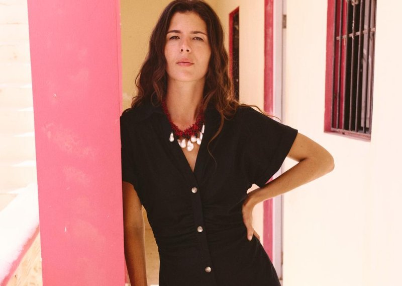 Ovo bi odobrila i kraljica: Zara ima lažnu traper haljinu, hit model pegla trbuščić i stanjuje struk