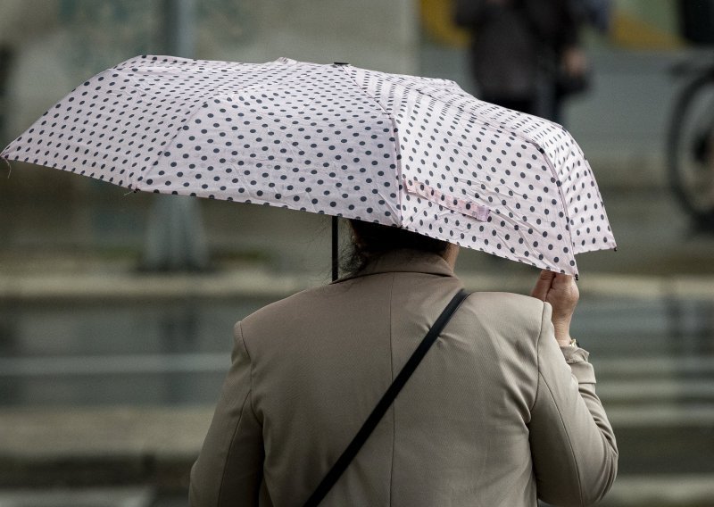 Žuti alarm diljem Hrvatske: Pad temperature, kiša i jako jugo cijeli petak, no vikend ipak donosi promjenu