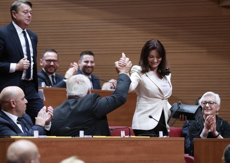 Dočekana kao zvijezda: Pogledajte kako su se HDZ-ovci u Saboru oprostili od Nataše Tramišak