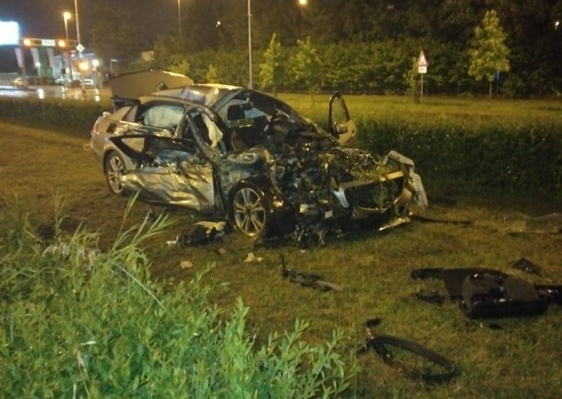 Pogledajte 'krš i lom' s Radničke: Mercedes skršen nakon sudara s tramvajem, četvero u bolnici