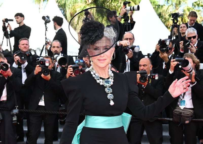 Svima je očitala lekciju: Na pragu 80-e Helen Mirren je sve iznenadila, a o ovoj ogrlici svi pričaju