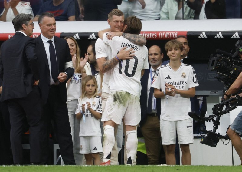 Kad je Luka izašao iz igre, plakao je cijeli Bernabeu, a onda se na semaforu pojavila rečenica na hrvatskom