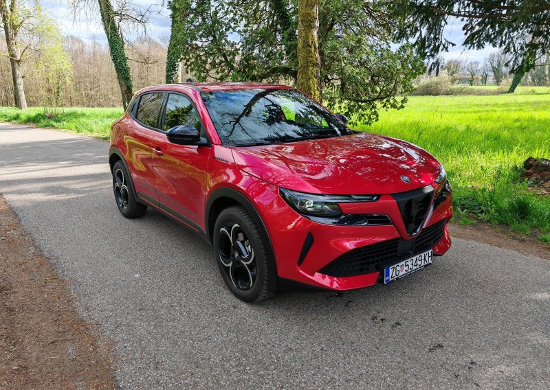 Vozili smo Alfa Romeo Junior Ibrida 1.2 136 KS: Lijepo dizajniran B-SUV sa sportskim srcem