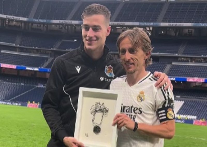 Navijači su otišli sa stadiona, a onda su na travnjak izašli Modrić i Sučić; gesta oduševila fanove