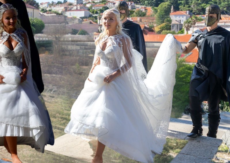 Na dubrovačku tvrđavu popela se bosonoga, a o njezinoj vjenčanici pričat će se još danima