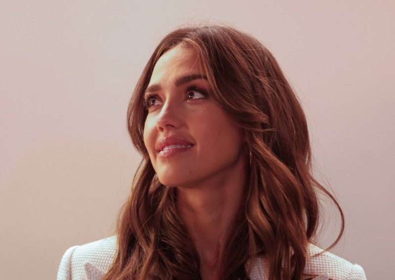 Jessica Alba zaboravila na propali brak: Uhvaćena u poljupcu s misterioznim muškarcem