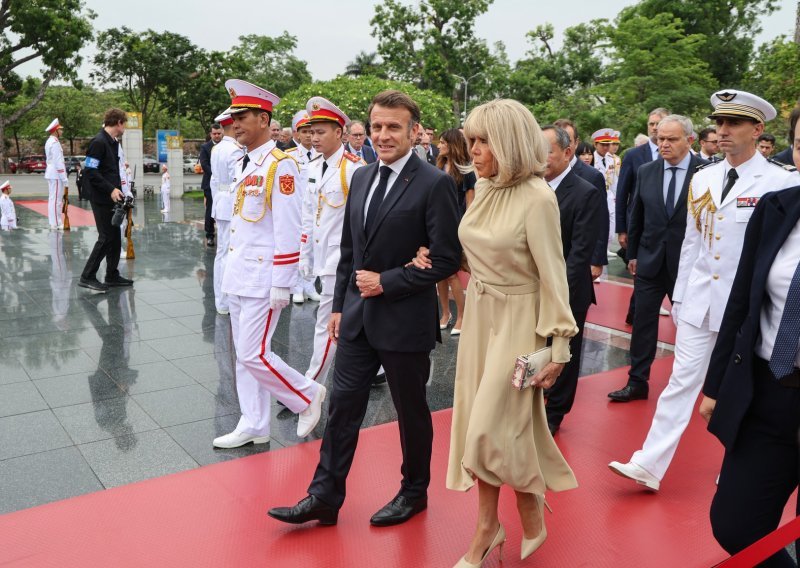 Predivna haljina laskavog kroja još je jedan odličan modni izbor Brigitte Macron