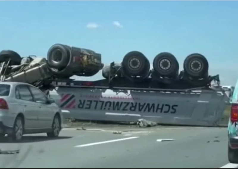 Kamion se prevrnuo i probio zaštitnu ogradu na autocesti A3