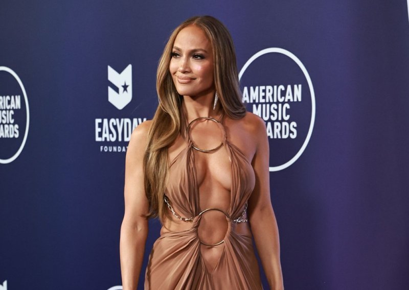 J.Lo osvanula u šokantnom bodiju, optužili je za 'očajnički' pokušaj privlačenja pažnje