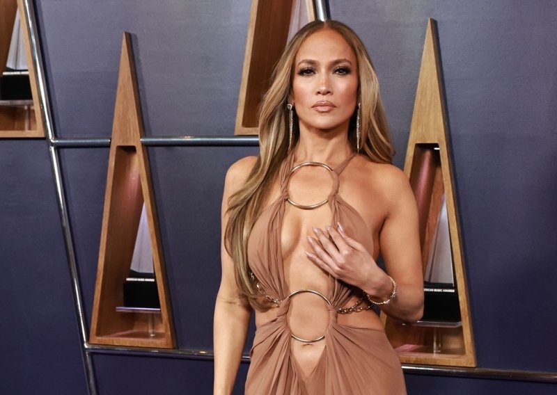 Odlučila je šokirati: Jennifer Lopez u izazovnoj haljini koja je jedva prekrila njezine obline