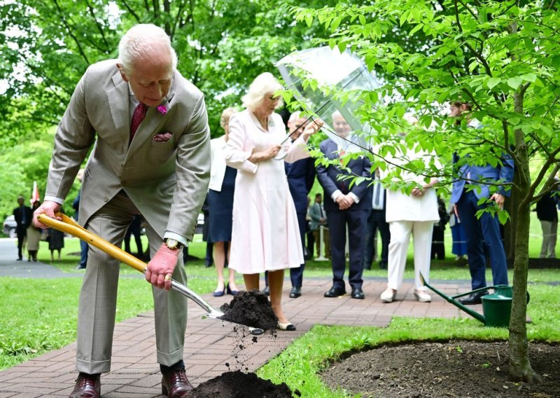 Kad se kralj primi lopate: Charles radi dok Camilla 'nadzire' - 'Tako se to radi, dragi!'
