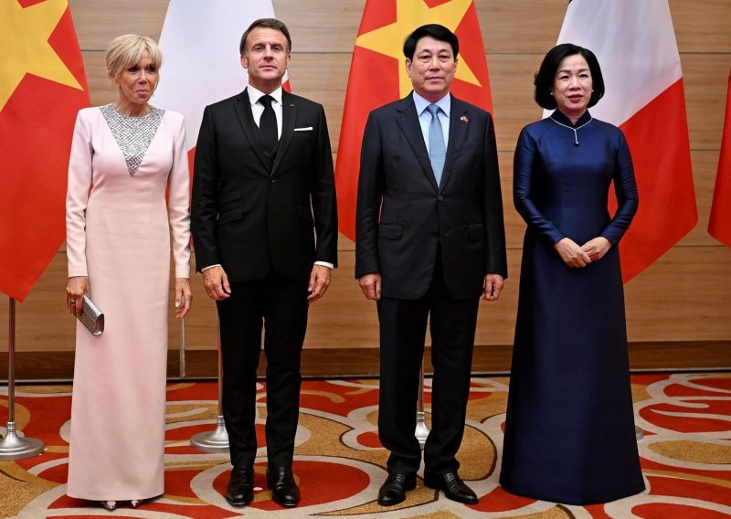 Brigitte Macron servirala je osmijeh i besprijekornu haljinu nakon incidenta sa šamarom