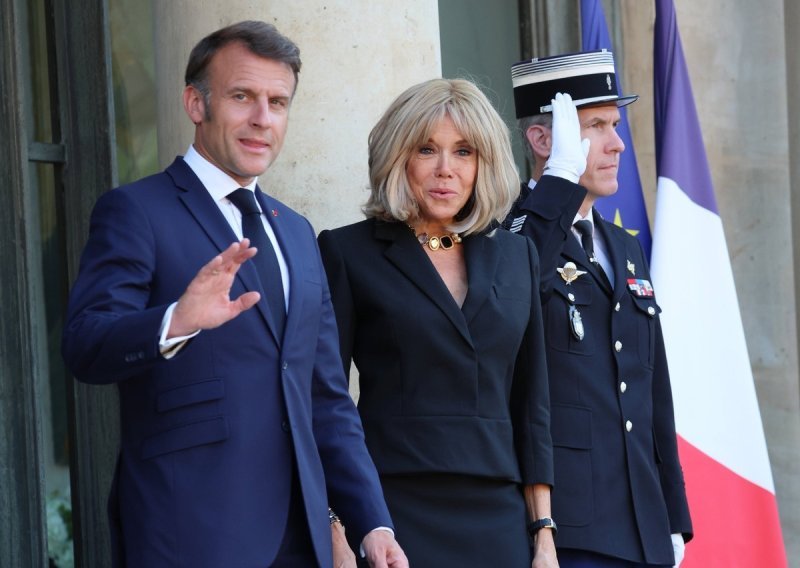 Njezine kratke suknje naveliko izazivaju komentare, ali se Brigitte Macron mini krojeva ne planira odreći