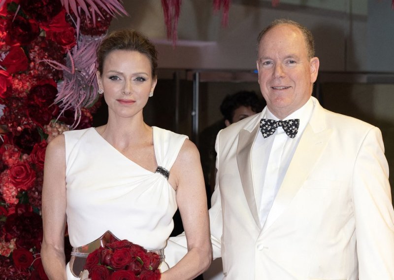 U bijeloj haljini kao u vjenčanici: Princeza Charlene ovim je izdanjem privukla pažnju