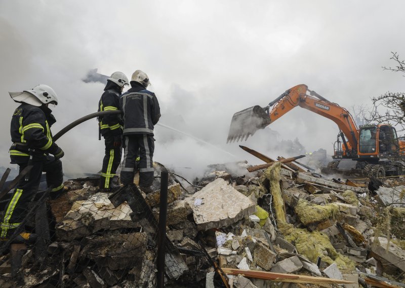 Rusija dronovima napala Kijev i Odesu: Pogođeno rodilište, ubijena jedna osoba