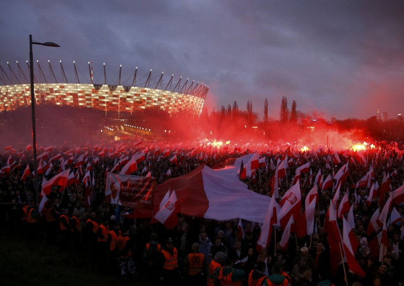 Poljska desnica marširala Varšavom i spalila zastavu EU