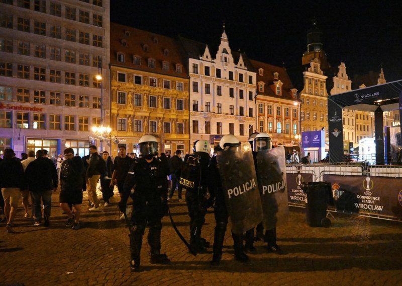 Wroclaw kao ratna zona; pogledajte obračun navijača Betisa i Chelseaja