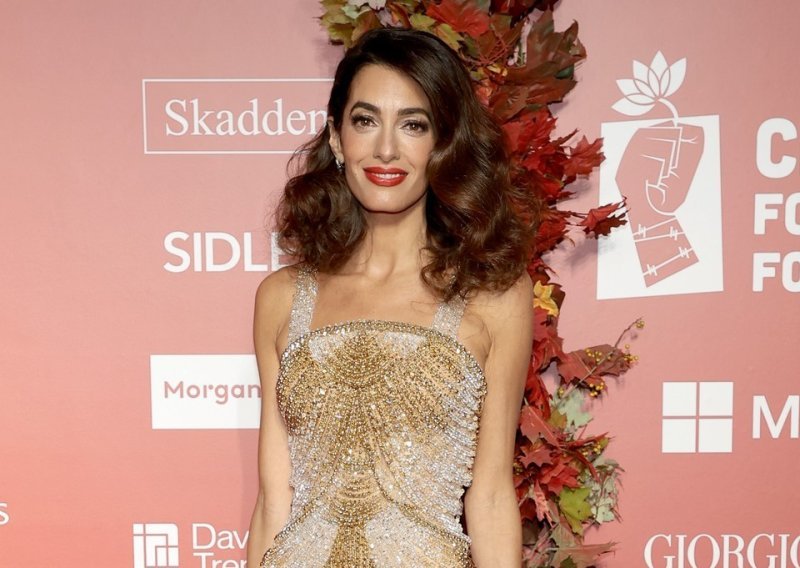 Kakva haljina, kakva silueta: Amal Clooney izgleda bolje no ikada, a Georgea Clooneyja ni na vidiku