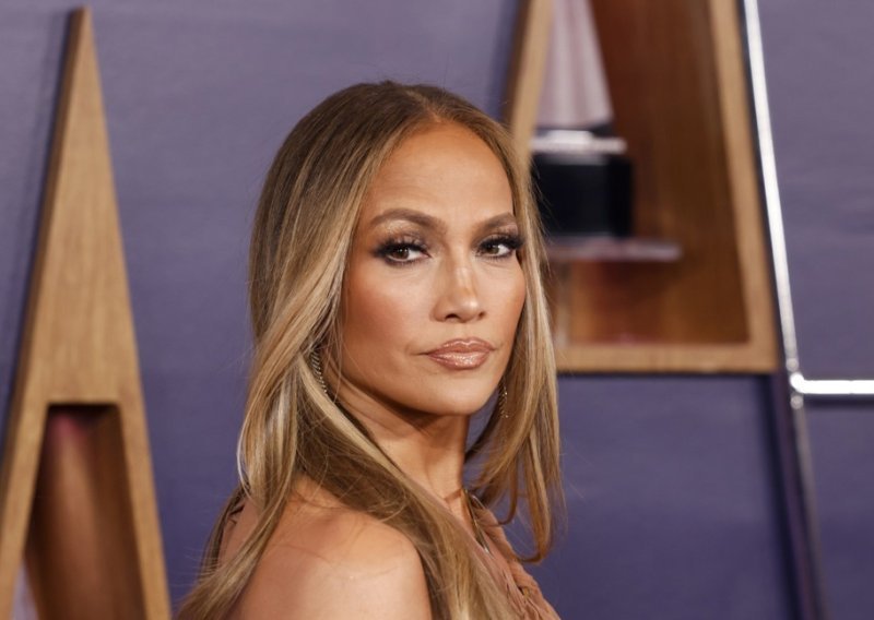 Jennifer Lopez šokirala obožavatelje selfiejem - što to skriva?