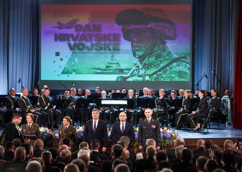 Milanović na proslavi: Broj dragovoljnih vojnih ročnika je spao na forenzičke razine