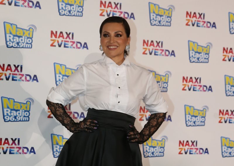 Izgleda kao da se gornji i donji dio outfita Nine Badrić nisu stigli dogovoriti
