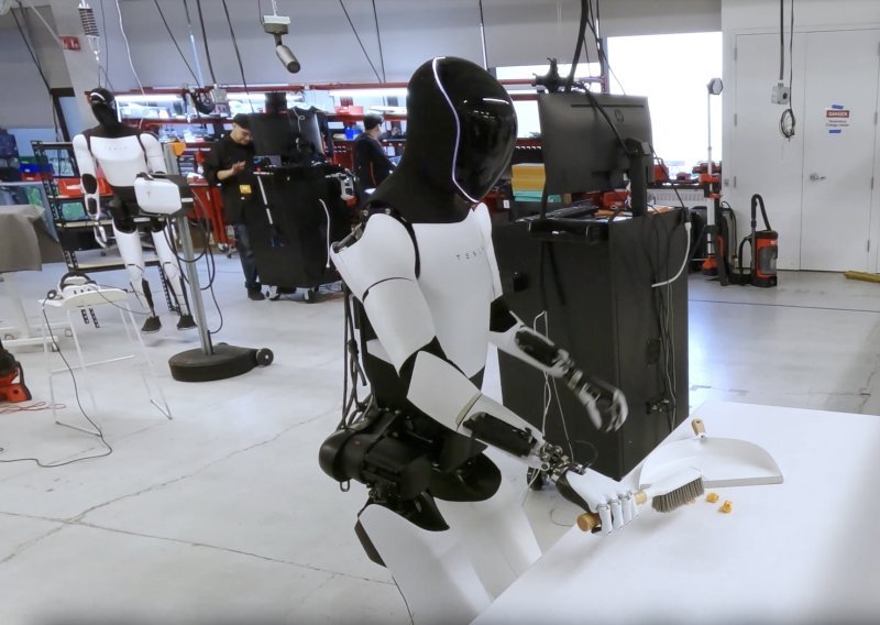 Musk obećava tisuće humanoidnih robota, a nakon 10 godina odlazi mu ključni čovjek