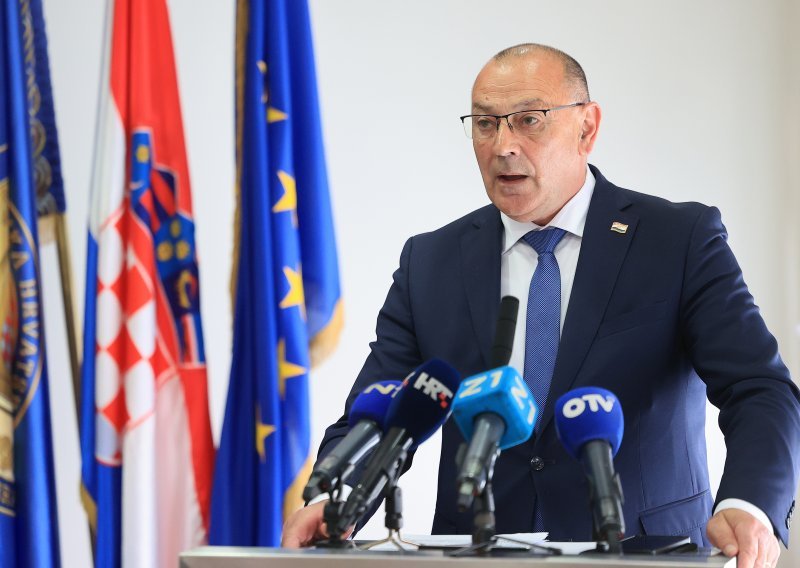 Medved u Križu kod Spomen obilježja hrvatskim braniteljima