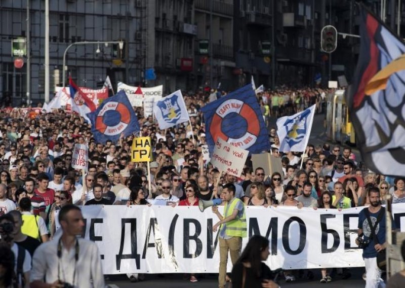 Rušenje u Beogradu izvuklo tisuće ljudi na prosvjed