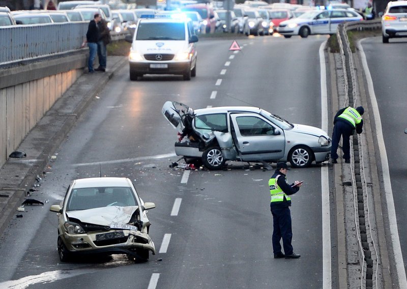 U podvožnjaku na Zagrebačkoj aveniji sudarila se dva automobila