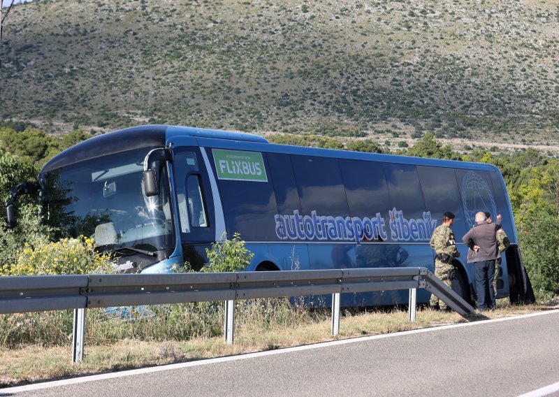 Izbjegnuta tragedija: Autobus s vojnicima zaustavljen tik uz ponor nakon sudara