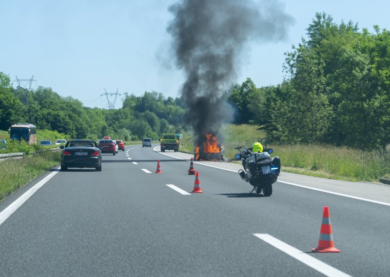 Izgorio automobil na autocesti A1 u smjeru Zagreba, kolona sve veća