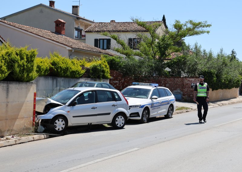 Vozaču pozlilo, izletio s ceste i udario u zid; poginula putnica u automobilu