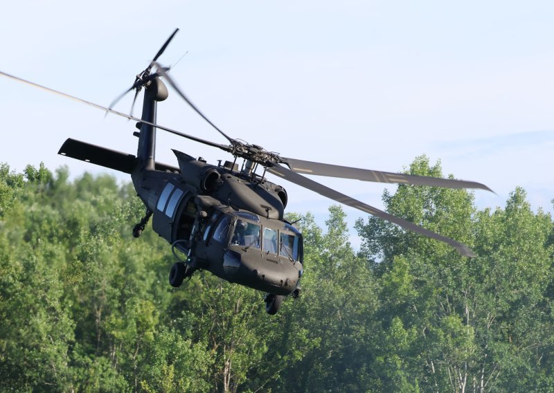 Vojni helikopter 'ošišao' grane stabla na Jarunu, oglasio se MORH