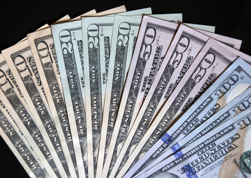 Dolar blago ojačao dok se Trumpu zakomplicirala situacija s nametanjem carina