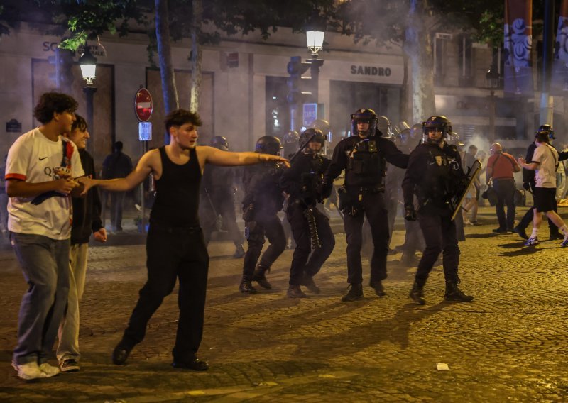 Tučnjave i kaos po Parizu nakon pobjede PSG-a! 'Barbari su izašli na ulice'
