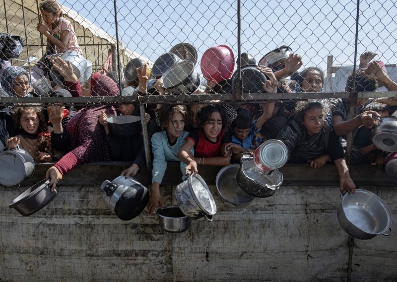 Najmanje 35 Palestinaca poginulo u Gazi, mnogi dok su čekali pomoć