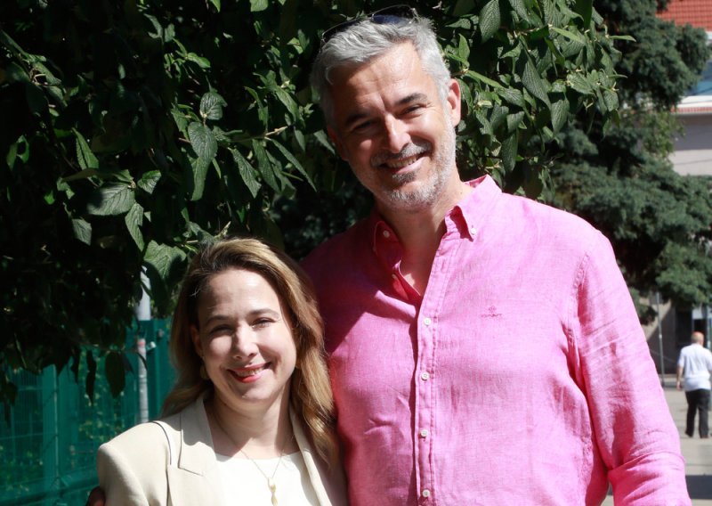 Nerazdvojni su: Mariju Selak Raspudić do biračkog mjesta pratio je suprug Nino